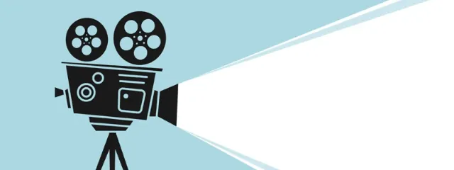 Alte Filmkamera auf Stativ projiziert Lichtstrahl – Symbolbild für Kino, Filmproduktion, Videodreh oder Mediengestaltung auf blauem Hintergrund.