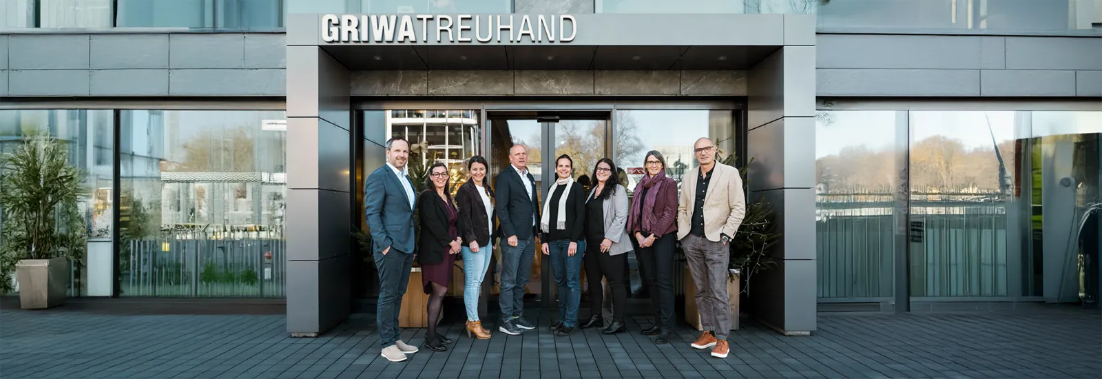 Spendenübergabe der GRIWA Development AG an Selbsthilfe BE (Lisa Randazzo, Corinne Affolter, Regula Maag) vor dem Eingang der Griwa Treuhand in Interlaken.