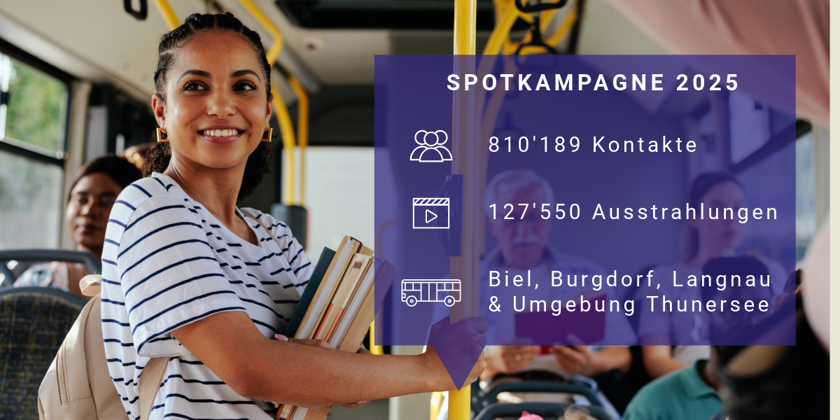 Frau mit gestreiftem T-Shirt hält Bücher in einem Bus, daneben Text zu Spotkampagne 2025 mit Kontakten, Ausstrahlungen und Orten.